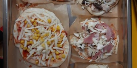Powiększ grafikę: Pizza wykonanna przez dzieci z grupy Słoneczka.
