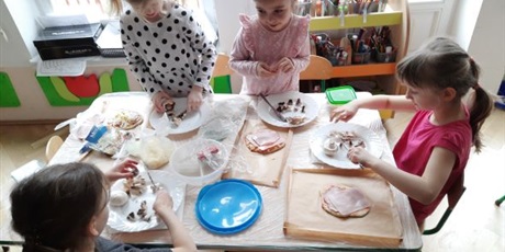 Powiększ grafikę: Dzieci z grupy Słoneczek przygotowują pizzę.