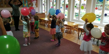 Powiększ grafikę: Zabawa balonami dzieci z grupy Pszczółki