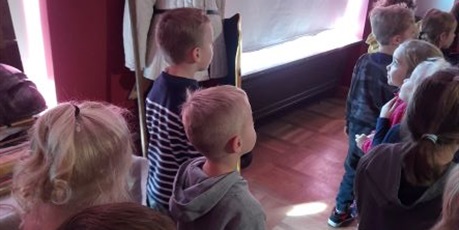 Powiększ grafikę: Dzieci z grupy Słoneczek zwiedzają galerię w Dworze Artusa. 