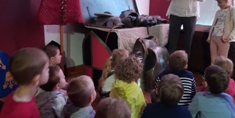Powiększ grafikę: Dzieci z grupy Słoneczek słuchają legend opowiadanych przez pana z muzeum w Dworze Artusa.