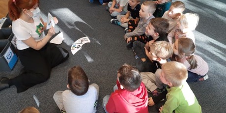 Powiększ grafikę: Dzieci z grupy Słoneczek słuchają opowiadania pani prelegentki o segregowaniu odpadów.