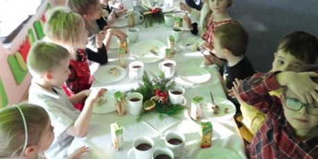 Powiększ grafikę: Dzieci z grupy Słoneczek jedzą wigilijne pierogi.