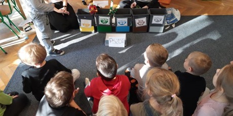 Powiększ grafikę: Dzieci ze Słoneczek  segregują odpady do odpowiednich pojemników. Zajęcia o ekologii.  