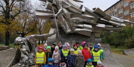 Powiększ grafikę: Dzieci z grupy Motylków i Pszczółek na tle pomnika Obrońców Poczty Polskiej.