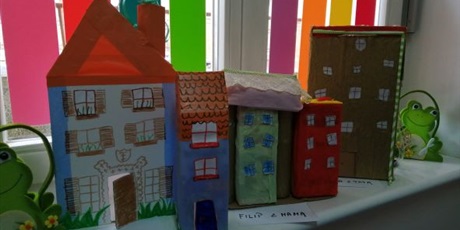 Powiększ grafikę: Wystawka przestrzennych kamieniczek z pudełek na parapecie w holu przedszkola wykonane przez rodziców i dzieci z grupy Pszczółek.