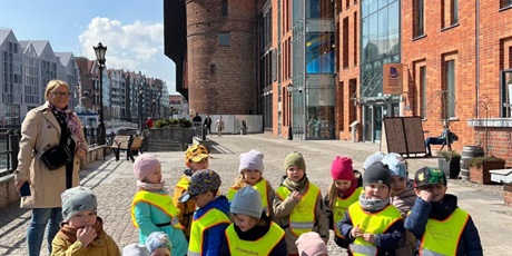 Powiększ grafikę: Dzieci z grupy Biedronek na ulicy Długie Pobrzeże. W tle kamieniczki i Żuraw.