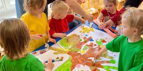 Powiększ grafikę: Dzieci z grupy Biedronek malują drzewo farbami.