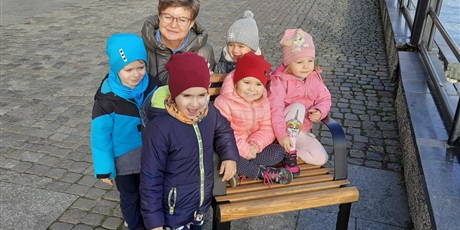 Powiększ grafikę: Dzieci z grupy Biedronki były na spacerze nad Motławą.