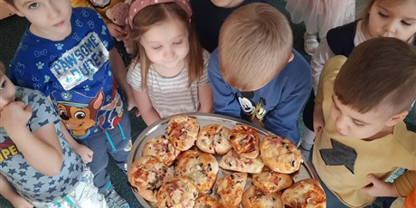 Powiększ grafikę: Dzieci z grupy Biedronki upiekły pizzę.
