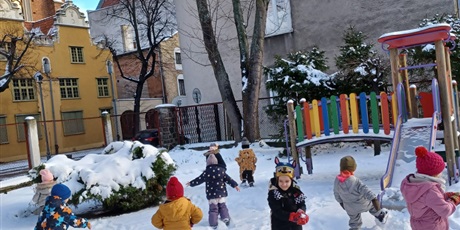 Powiększ grafikę: Dzieci z grupy "Biedronki" bawią się na śniegu.