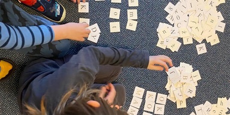 Powiększ grafikę: Dzieci z grupy "Słoneczka" układają wyrazy z poznanych liter.
