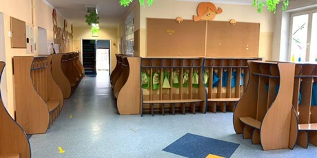 Powiększ grafikę: Wyposażenie /szafki/szatni dla dzieci w głównym holu przedszkola.