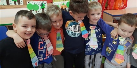 Powiększ grafikę: Chłopcy z grupy Słoneczek świętują Dzień Chłopaka