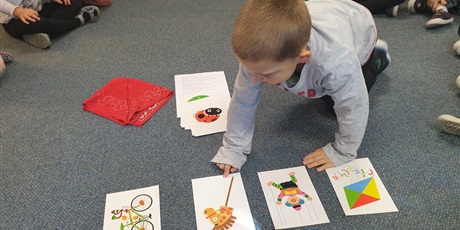 Powiększ grafikę: Dzieci z grupy Motylków bawią się z wykorzystaniem obrazków.
