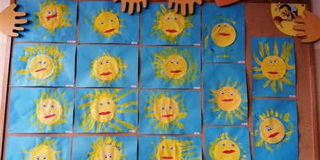 Powiększ grafikę: Prace plastyczne postaci Słoneczek wykonane przez dzieci z grupy Pszczółki.